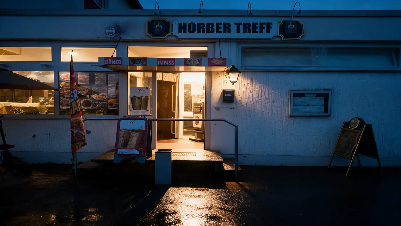 Der Eingang des Horber Treff am Abend, über der Tür das Schild und die Döner-Imbiss-Blende